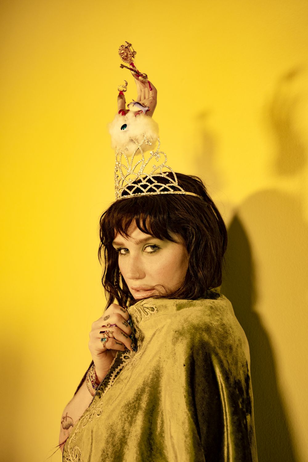 KESHA: disponibile il nuovo brano “RESENTMENT” feat. Sturgill Simpson, Brian Wilson & Wrabel