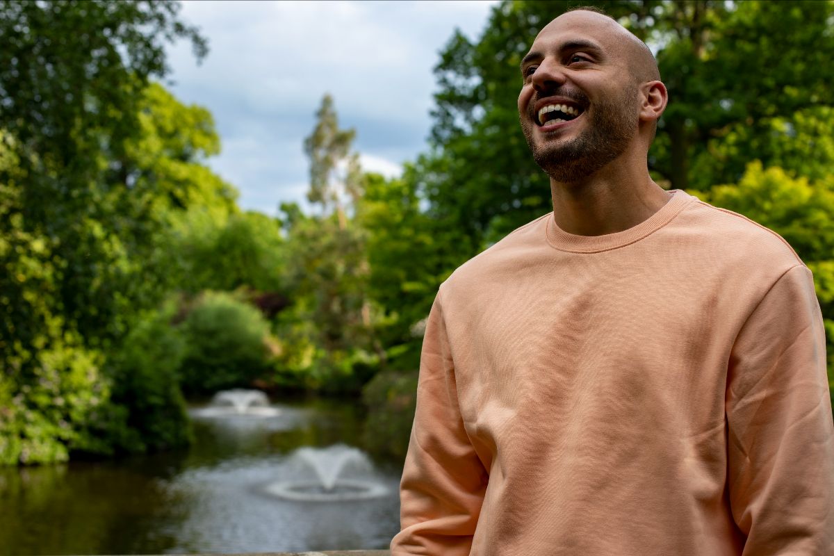 “Looking” è il nuovo singolo di Simone Attili