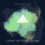 “LIGHT IN THE EYELIDS” è il nuovo singolo dei KLEINBOTTLE